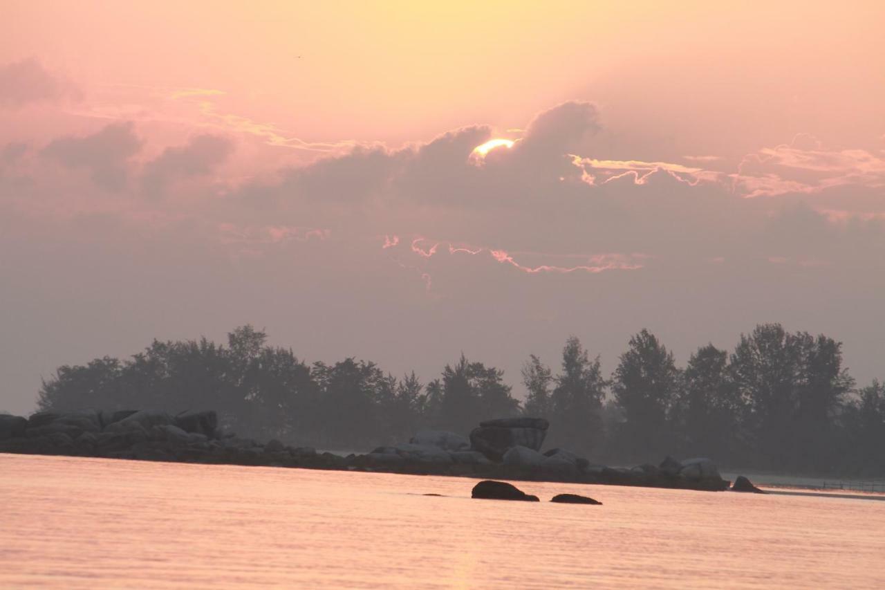 Belitung Holiday Resort Sijuk Экстерьер фото